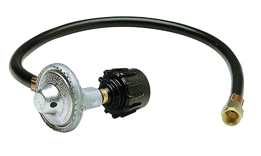 Universal gas regulator with 61 cm hose for propane BBQ grills